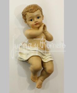 NIÑO 22CM RESINA MANOS JUNTAS RUBIO